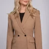 Aansluitende blazer met detail op schouders