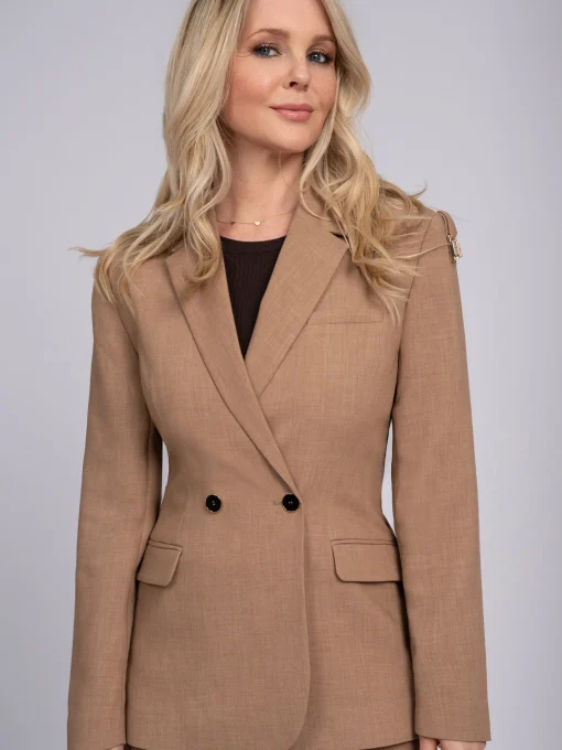 Aansluitende blazer met detail op schouders