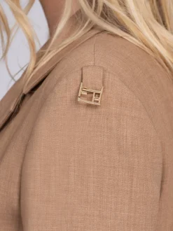 Aansluitende blazer met detail op schouders