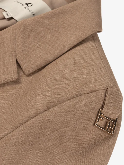 Aansluitende blazer met detail op schouders