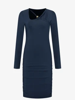 Aansluitende jurk met open detail
