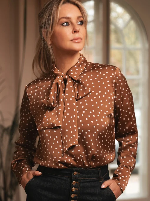 Blouse met stippen en strikkoord