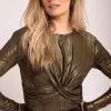 Fitted metallic top