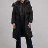 Lange puffer jas met capuchon en getailleerde taille
