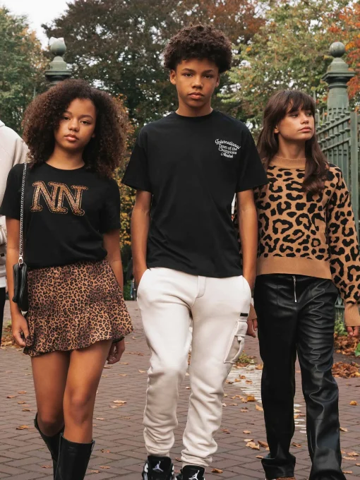 Losvallend T-shirt met geborduurde tekst
