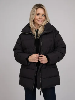 Puffer jas met capuchon en getailleerde taille