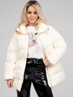 Puffer jas met capuchon en getailleerde taille