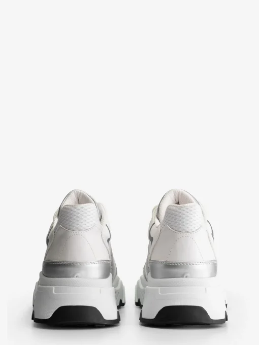 Sneaker met Metallic details